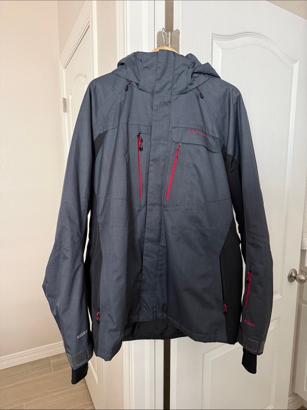 Obermeyer Men's Charcoal Ski Jacket with Red Zippers